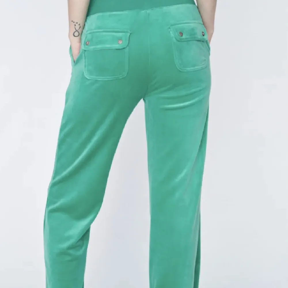 Gröna Juciy Couture byxor❤️  Inga defekter och nästan aldrig använda Köpte för nypris ❤️. Jeans & Byxor.