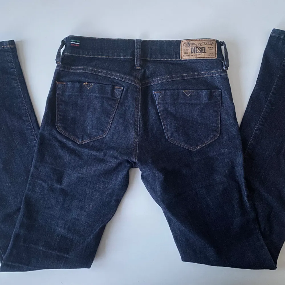 Jätta snygga mörkblå Diesel jeans. Slim-Flare Low Waist. Säljer för att de är för små. Innerben-77cm  Ytterben-97cm  Midja-32cm  Midjehöjd-19cm   Fotvidd-25cm  Lårvidd-20cm. Jeans & Byxor.