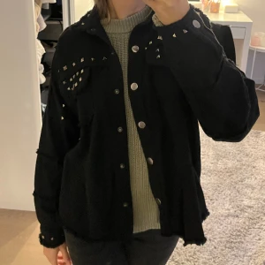 Jeansjacka med nitdetaljer - Snygg jeansjacka med nitdetaljer från Zara🖤