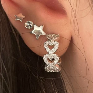 💌Örhängen snö of sweden💌 - Säljer mina hjärt örhängen från Snö för att de it har kommit till användning! OBS! gäller bara de allra första örhängerna, inte de 3 andra🎀 nypris ~ 300kr