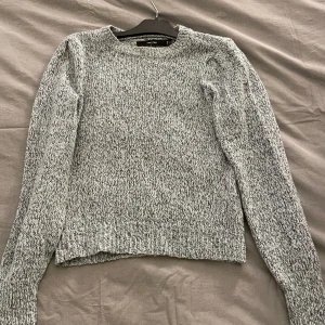 Stickad tröja - Gråmelerad stickad tröja