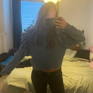 Stickad tröja  - Blå stickad tröja med volanger, nästan oanvänd och jätteskön💕💕 