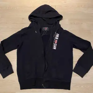 Säljer en snygg zip hoodie som inte används. Dragkedjan krånglar lite.  Kolla även in mina andra annonser 🤩  Postas inom 48h📦📩