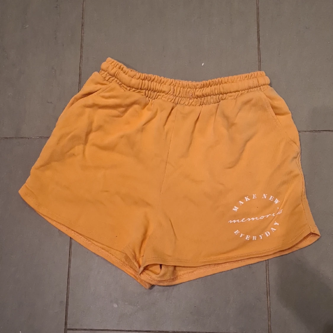Orange mjukshorts
