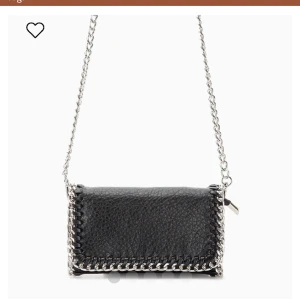 Tiamo väska!! - Säljer min tiamo väska i storlek s för att den inte kommer till användning, super bra skick å ganska ny! Pris kan diskuteras!❤️❤️