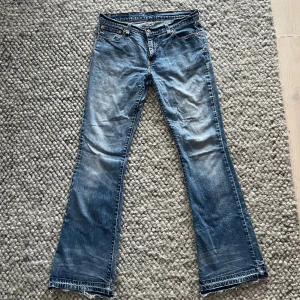 Lowwaist Levis jeans  - Lågmidjade Levis jeans som sitter supersnyggt på och passar till allt!😋🤩Midjemåttet är 78 cm och innerbenslängden är 81cm😊