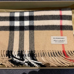 Brurrberry halsduk - Hej säljer min Burberry halsduk, skick 10/10 helt ny oanvänd 