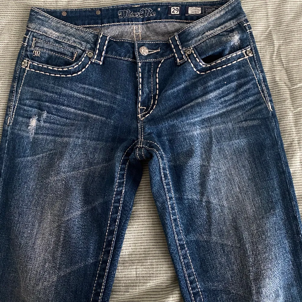 Säljer ett par miss me jeans som är använda men inte har några skador. Säljer då de är för stora och inte kommit till användning. De är i modellen ”skinny” men är raka och jag håller i de i bilden. OBS! Finns scamare som använder mina bilder!. Jeans & Byxor.
