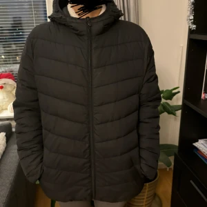 Svart jacka - En svart jacka med luva i storlek large. Köparen står för frakten💕