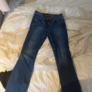 Blåa medelhögmidjade/lågmidjade jeans - Jeans från Amercian eagle i storlek 36, medelhögmidjade/lågmidjade. Nyskick och säljer då de inte kommer till användning💕😊