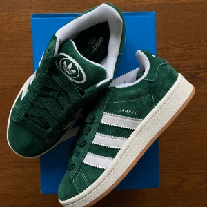 Adidas Campus 00s storlek 38 2/3 - Helt nya. Aldrig använda. Storlek 38 2/3. Färgen ”dark green”  Köpta för 2399kr. Pris, 1215kr eller bud.   Ligger ute på fler sidor 