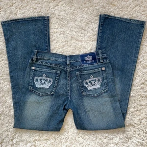 Victoria Beckham jeans  - Victoria Beckham jeans i ovanligt super bra skick, lågmidjade&bootcut.  Innerbenslängd:72 midjemått:38+ stretch. Inga bilder på då de är för stora. Vill du köpa trycker du på köp nu, jag postar inom 24h