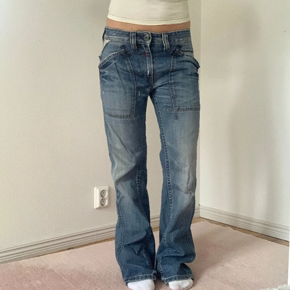 Midjemått 39 cm • Innebenslängd 79 cm. Jeans & Byxor.