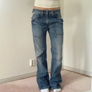 Coola jeans - Midjemått 39 cm • Innebenslängd 79 cm