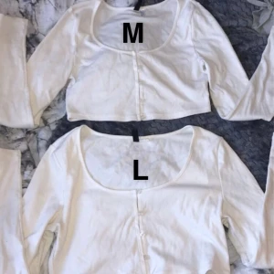 Tröjor - Exakt likadana förutom storlekar, ena är M och andra är L, 200 för båda å 100 för en