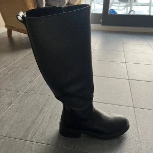 Stövlar  - Säljer ett par skinnstövlar som endast är använda några gånger då dom inte kommer till användning 