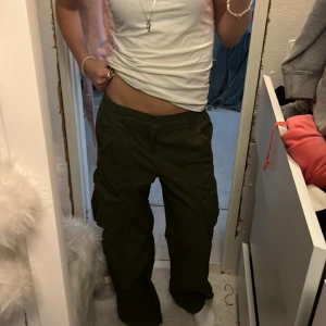 Cargobyxor - Snygga lågmidjade cargobyxor i mycket bra skick! Skrynkliga då de legat i garderoben ett tag 💕