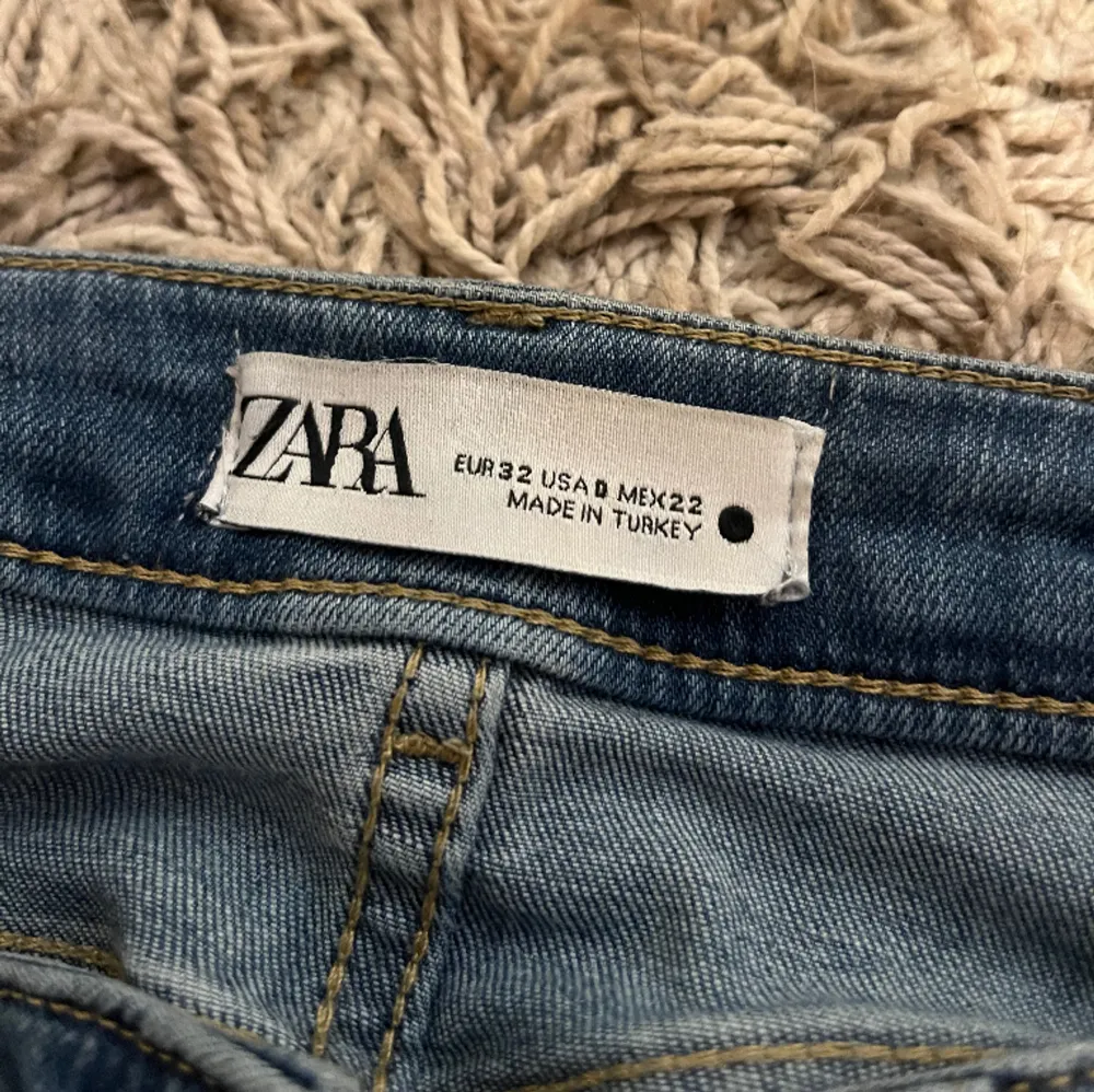 Slutsålda zara byxor. Har en litet hål som jag har fixat där bak som man ser på bilden. Säljer för som inte passar längre🩷. Jeans & Byxor.