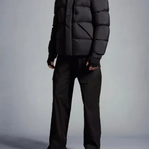 Moncler madeira jacket   - Hej en Moncler Madeira jacket till salu varm till vintern självklart äkta med scan på både moncler märket på sidan och i jackan kvitto finns ej tyvärr men har massa med saker som visar att den är äkta kan sänka priset vid snabb affär tack i förhand!