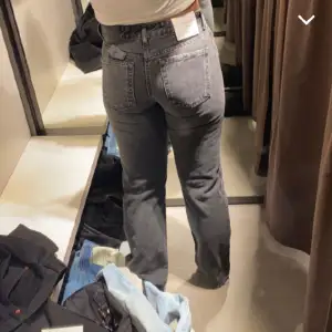 Säljer ett par knappt använda jeans från zara då de är för små för mig, ser därav också mer höga ut då de ej sitter som de ska, egentligen ska de vara midwaits 🫶