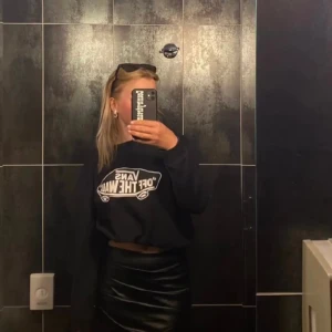 Vans hoddie  - Vans hoddie utan luva.  Använd fåtal gånger och är i som ny skick.  Stolek barn X-Lage men passar xs/s Köpt för 499kr ,Säljer för 300kr Köparen står för frakt 