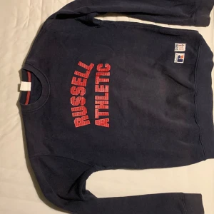 Russel athletic sweatshirt  - En använd men funkade sweatshirt, inga skador eller fläckar bara lite urtvättade. Storleken är M, men uppvikt så passar den S också! Sick 8/10