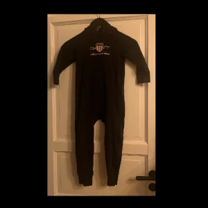 Gant Onepiece storlek 98/104 - Gant Otroligt fint skick onepice 98/104 3-4år, marinblå
