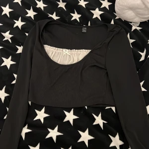 Svart tröja med vit spets  - Jätte söt tröja från shein, inga defekter och köpte den för ett år sen för omkring 70kr. Säljer nu för 40kr. Är en L men sitter som en S/M 