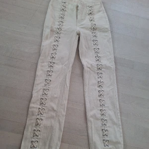 Straight midwaist jeans - Bra skicka, bara andvenda en eller två gånger. Det är bara att skriva vid funderingar eller om man vill ha fler bilder😊kan mötas upp om köparen inte är för långt bort