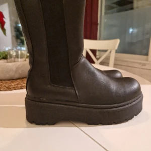 Boots  - Svarta boots storlek 36  24 cm inre längd Använda ett par gånger. 