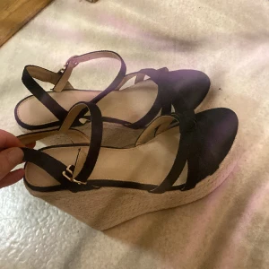 Klackskor  - Jättefina klackar i strl 38, i färg svart 