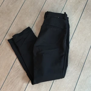 Kostymbyxor från H&M - Kostymbyxor från H&M i fint skick. Tight modell.