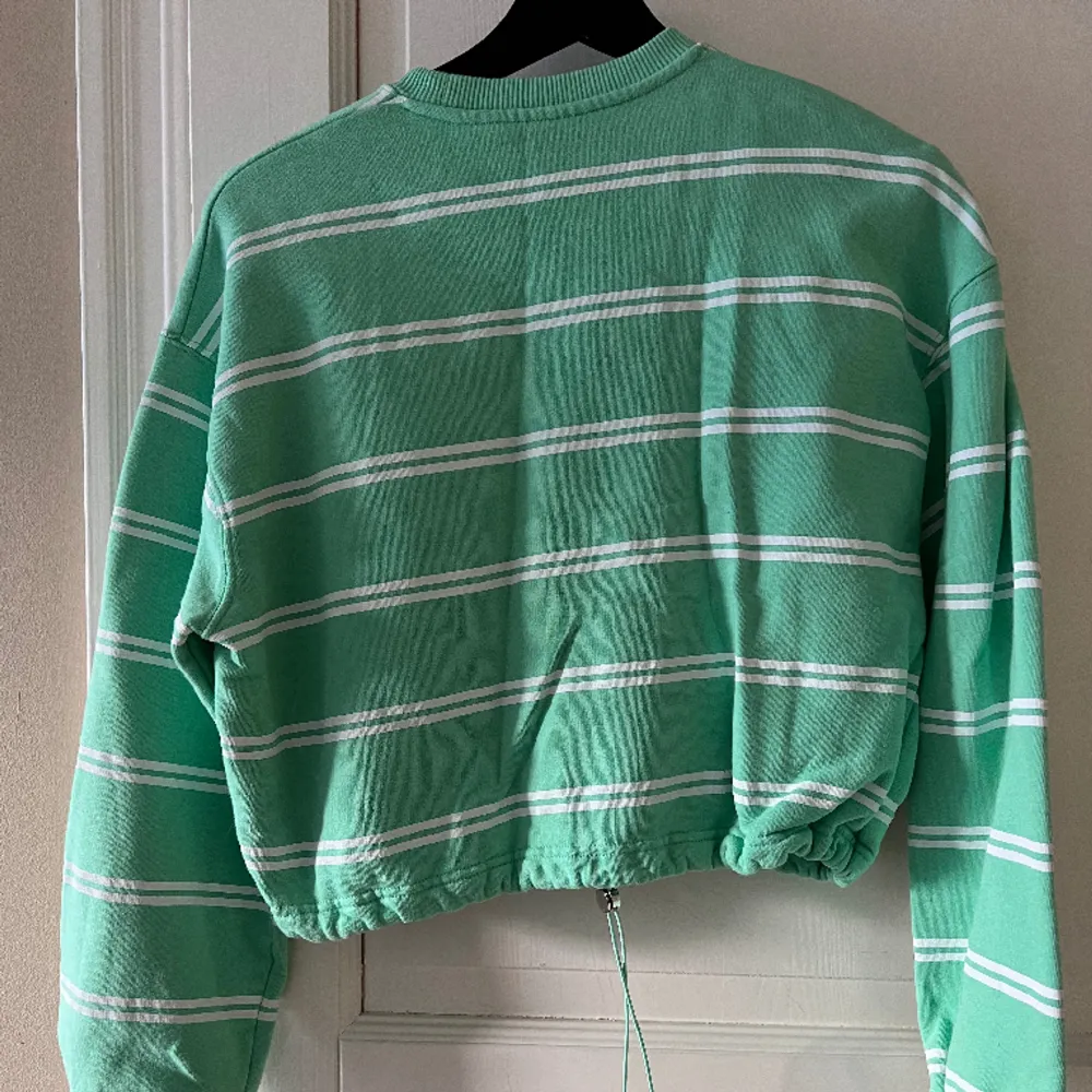 Grön tröja med resor att justera själv. Ett lila tryck där de står ”fresh” på bröstet. Använd några få gånger . Tröjor & Koftor.