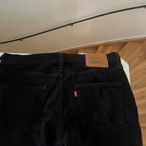 Tjena alla, säljer ett par manchester jeans som är ifrån Levis. Säljer de på grund av att de inte faller mig i smaken längre och bara tar onödig plats i min gaderob… - Ny skick, använt ett fåtals gånger… Väldigt stilren och går att matcha med massor👌🏼