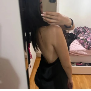 satin topp - säljer denna snygga satin halterneck topp då den är för stor. prislappen är kvar samt knappt använd. såå snygg och passar till flera tillfällen. öppen rygg, skriv för fler bilder❤️