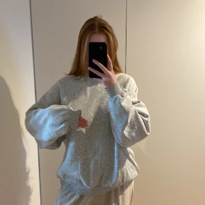 Oversize sweatshirt - Grå oversize sweatshirt från Nelly. Liten orange fläck på framsida, väldigt diskret