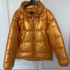 Pufferjacka - Guldfärgad jacka från Zara. Nästan helt oanvänd! Storlek S-M🤍