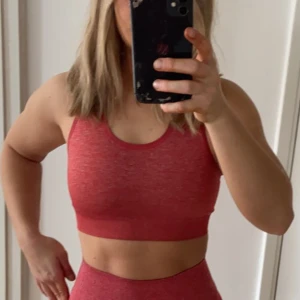 Gymshark sportbh - Endast använd några gånger så den är i bra skick. Säljer då jag inte får användning för den. Har tagit ut vadderingen i den eftersom den sitter åt så bra endå.