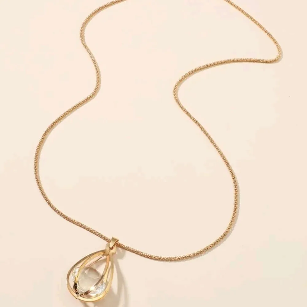 Nice water droplet pendant with long chain. Accessoarer.