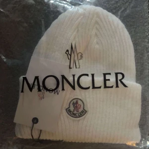 Moncler mössa - Moncler mössa, hör av er om ni har några frågor eller funderingar