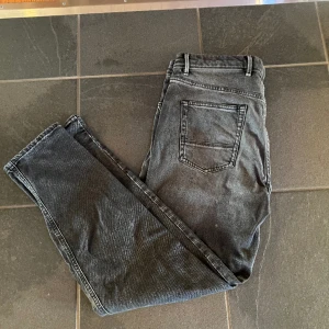 Massimo Dutti Jeans - Riktigt feta jeans nästan aldrig använda! Skick 9/10 Sitter som 32-32 Köparen står för frakten 