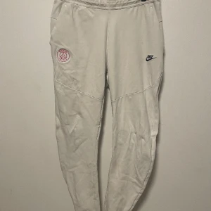 Nike Tech Fleece Psg, Sz Medium - Snyggt par vita Nike tech fleece med psg loggan som gör de unika. Först till kvarn! Kan ses i göteborg eller frakta ❤️👍