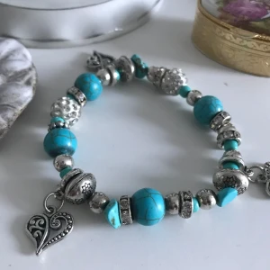 Fint armband💕 - Superfint armband men blå pärlor och silverdetaljer💓Perfekt nu till skolstarten! Finns bara ett så skynda att fynda💘