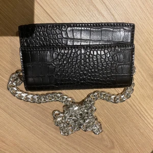 Svart väska - Superfin väska ifrån gina tricot, aldrig använd 🤍Nypris var 499kr, finns inte längre i sortiment