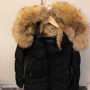 Cederico Dam - Säljer denna fina jacka i otroligt bra skick. Passa på då de fortfarande är kallt. Priset kan diskuteras vid snabb affär. Köptes på Johnells för 8499kr