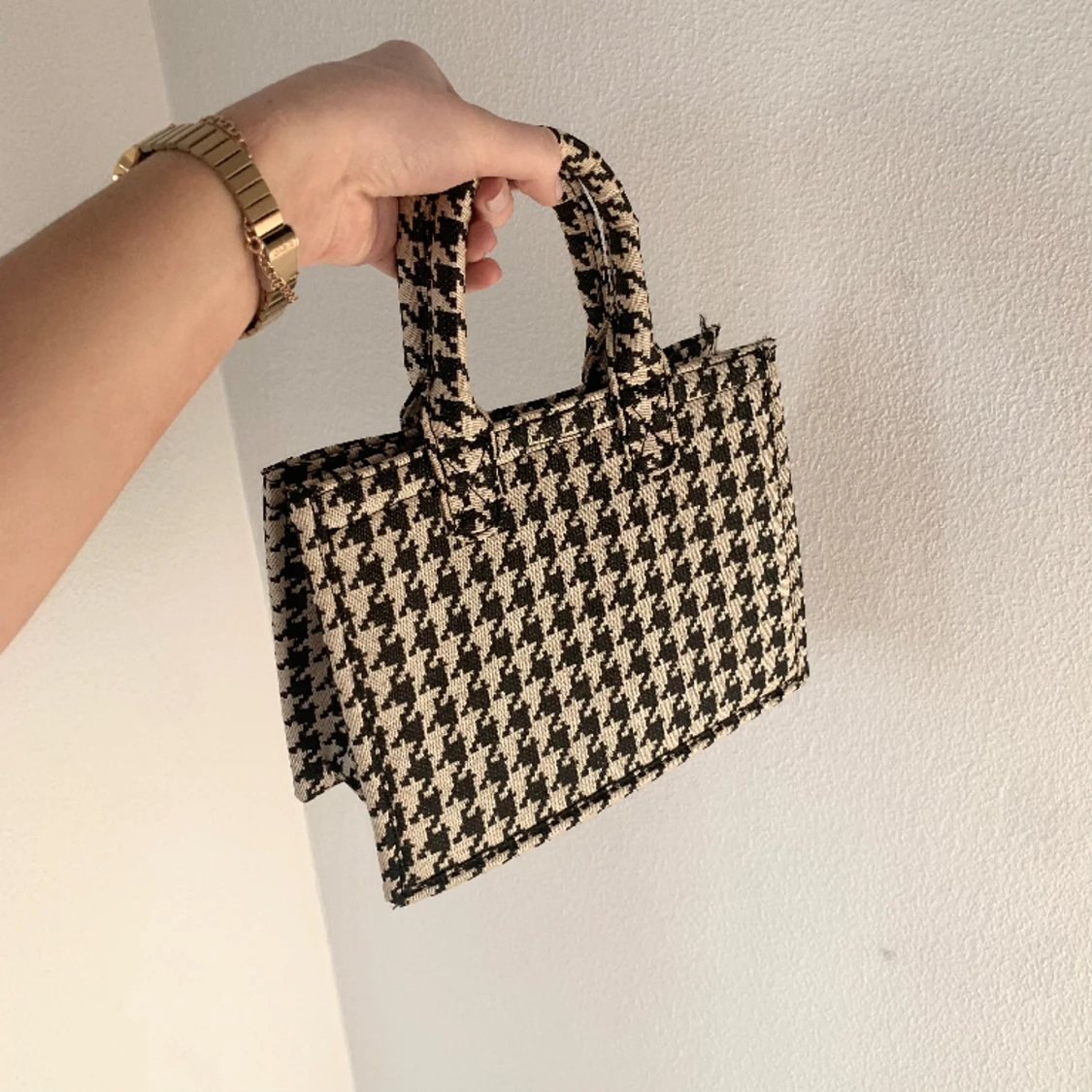 Hudtandsrutig väska