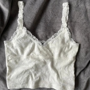 Spetslinne  - Gulligt spetslinne från Brandy Melville. I toppenskick!🥰