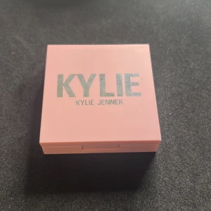 Highliter Kyelie jenner - Aldrig använt bara dragit lite med ett finger 