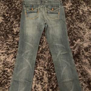 söta lowwaist jeans med flap pockets❣️strlk 28 o passar mig bra i längd som är 169