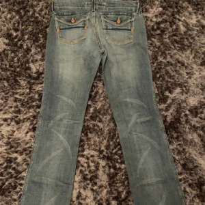 jeans - söta lowwaist jeans med flap pockets❣️strlk 28 o passar mig bra i längd som är 169